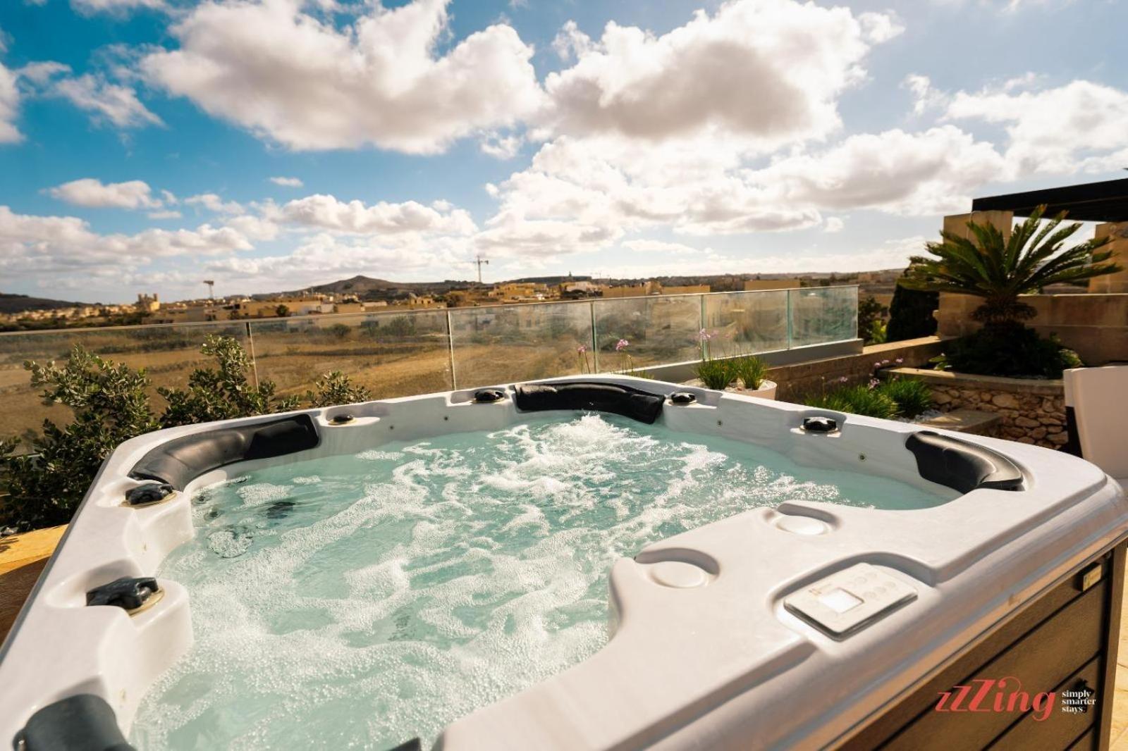 Pet Friendly Penthouse, Rooftop Jacuzzi With Views Apartment